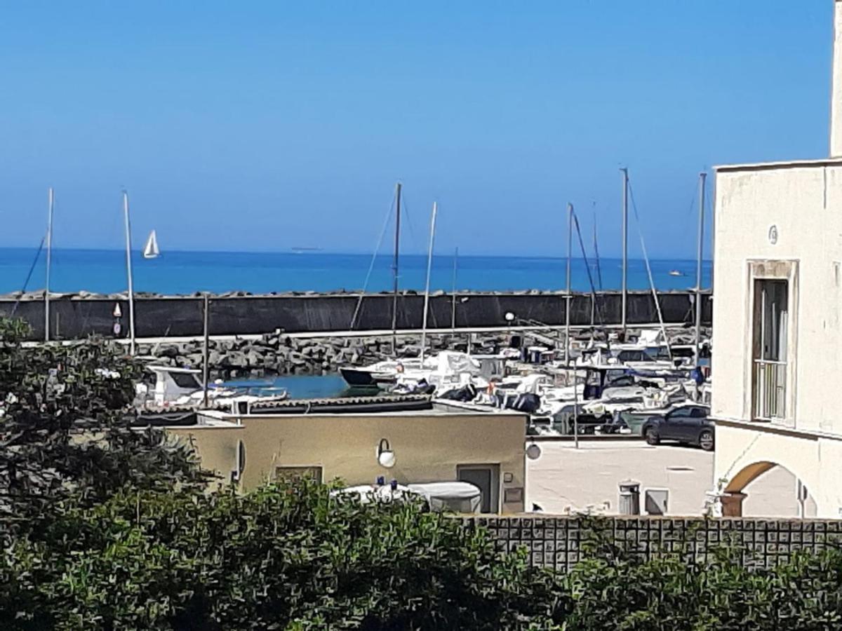 דירות לידו די אוסטיה La Terrazza Sul Porto מראה חיצוני תמונה